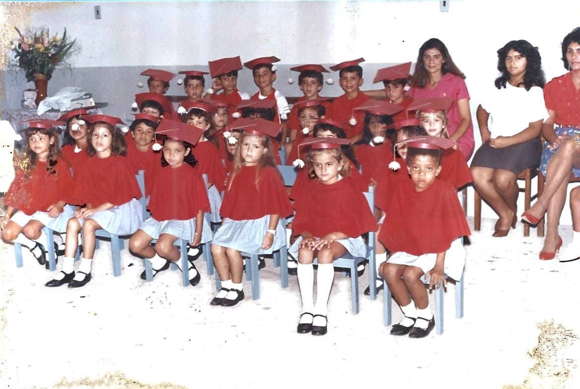 Criança brincando na sala de aula
